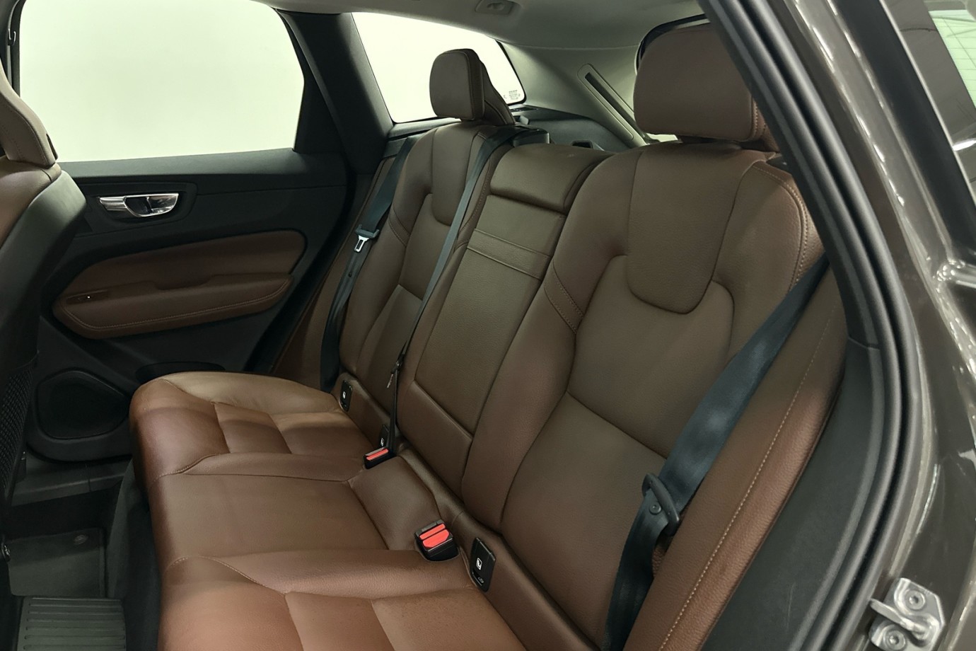 Esittelykuva VOLVO XC60 lataushybridiautosta.