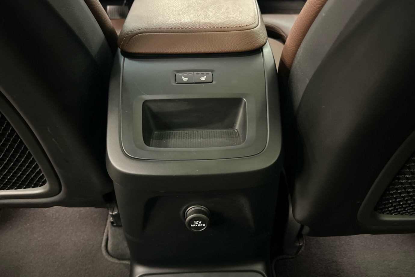 Esittelykuva VOLVO XC60 lataushybridiautosta.