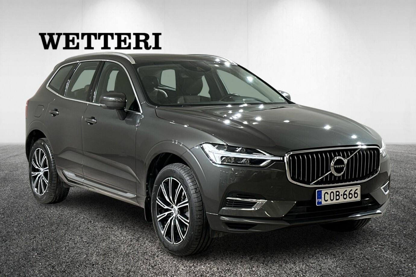 Esittelykuva VOLVO XC60 lataushybridiautosta.