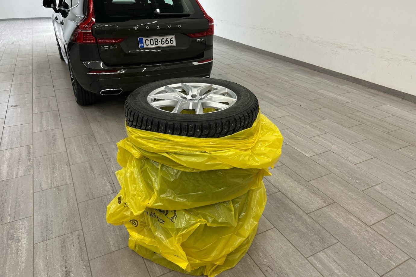 Esittelykuva VOLVO XC60 lataushybridiautosta.