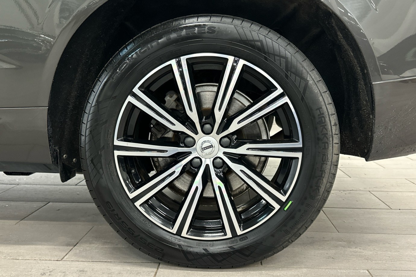 Esittelykuva VOLVO XC60 lataushybridiautosta.