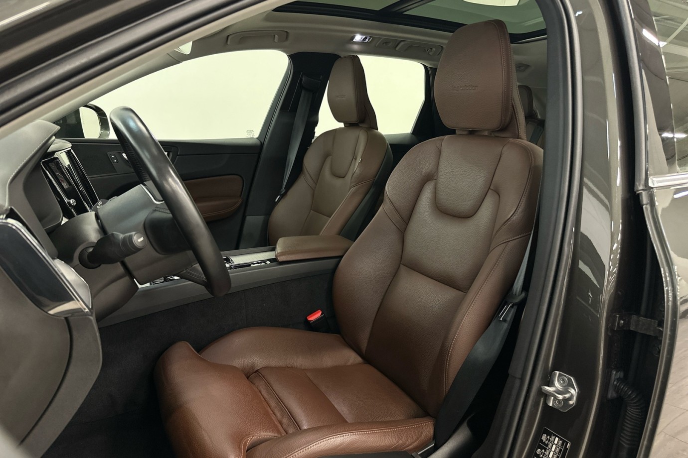 Esittelykuva VOLVO XC60 lataushybridiautosta.