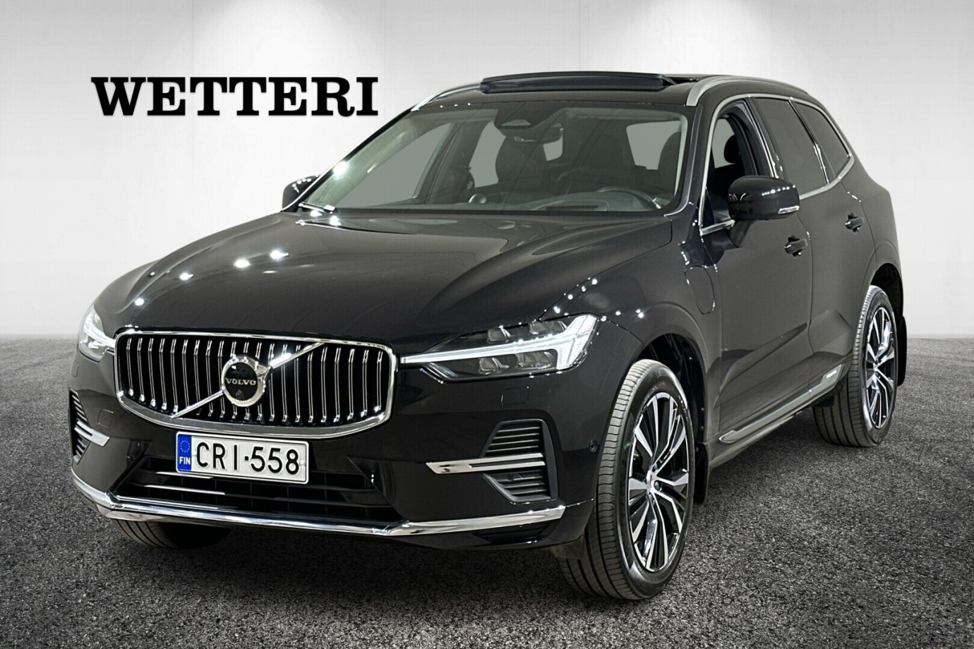 Esittelykuva VOLVO XC60 lataushybridiautosta.