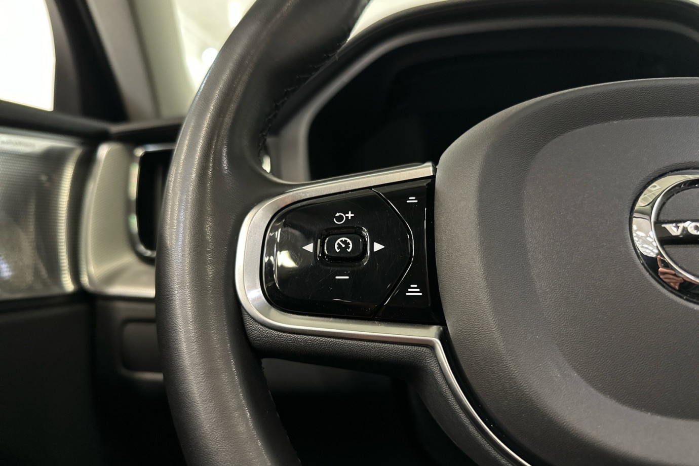 Esittelykuva VOLVO XC60 lataushybridiautosta.