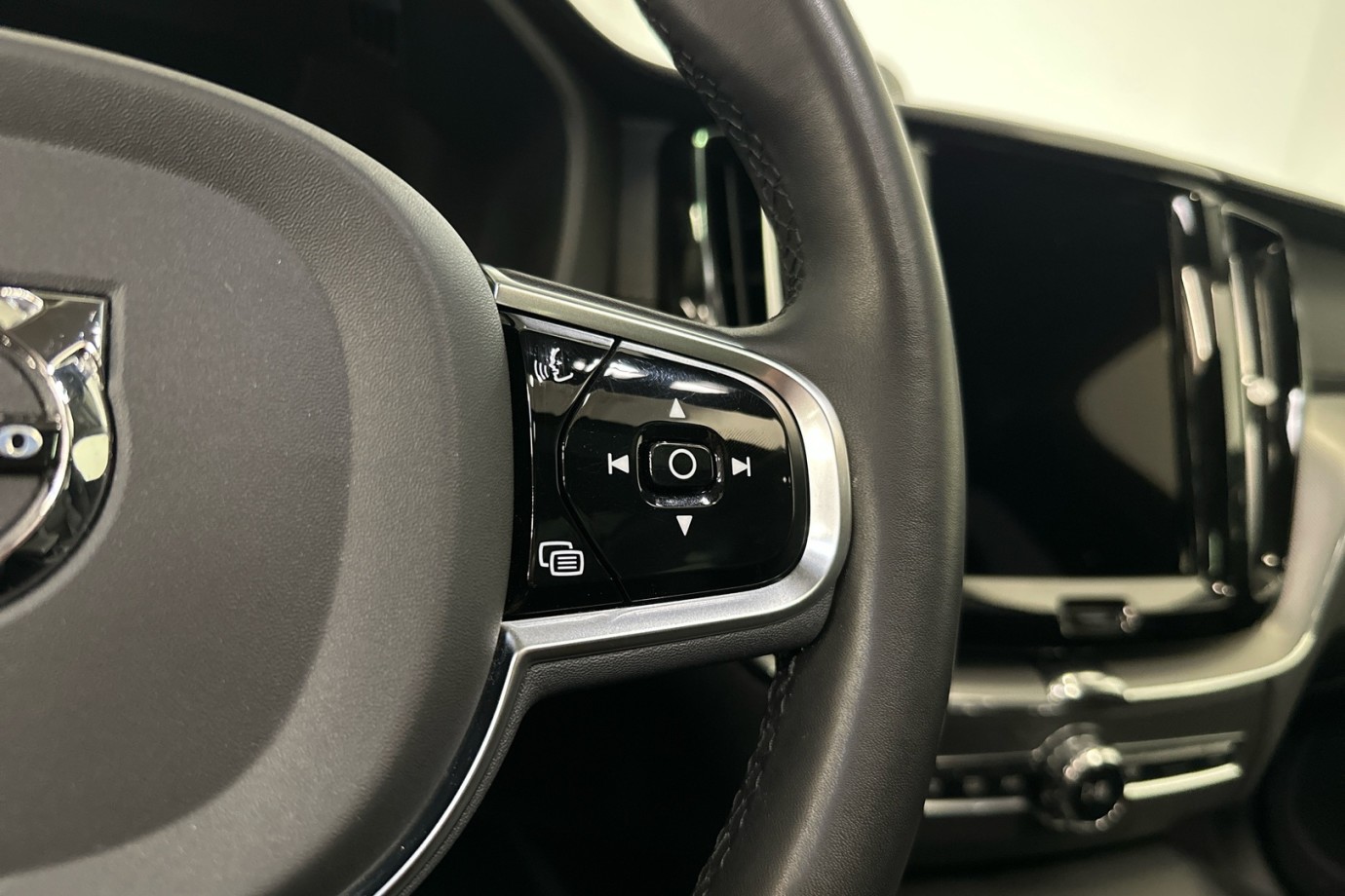 Esittelykuva VOLVO XC60 lataushybridiautosta.
