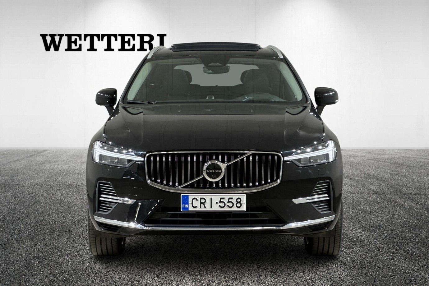 Esittelykuva VOLVO XC60 lataushybridiautosta.