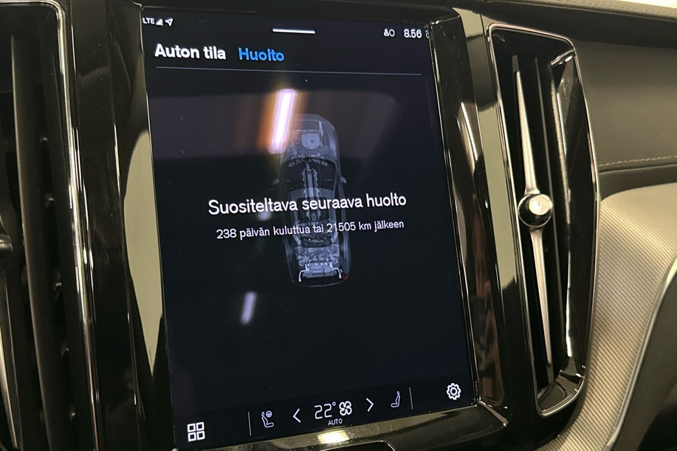 Esittelykuva VOLVO XC60 lataushybridiautosta.