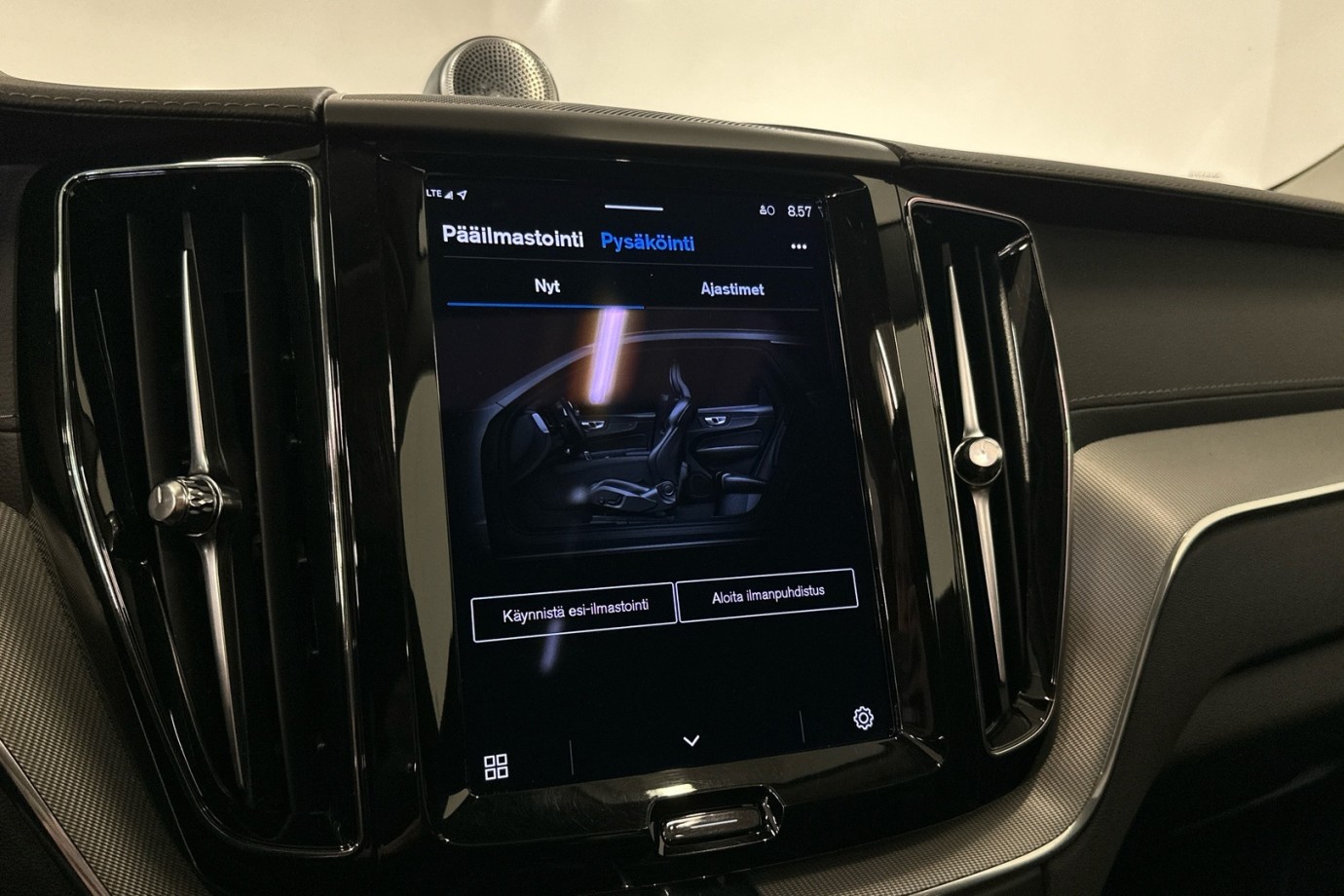 Esittelykuva VOLVO XC60 lataushybridiautosta.