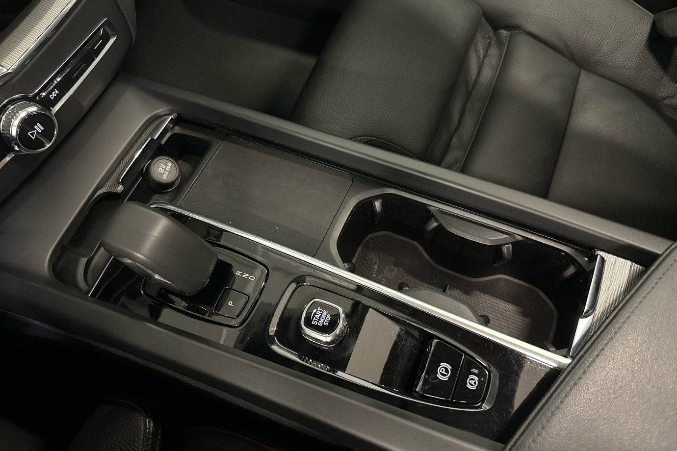 Esittelykuva VOLVO XC60 lataushybridiautosta.