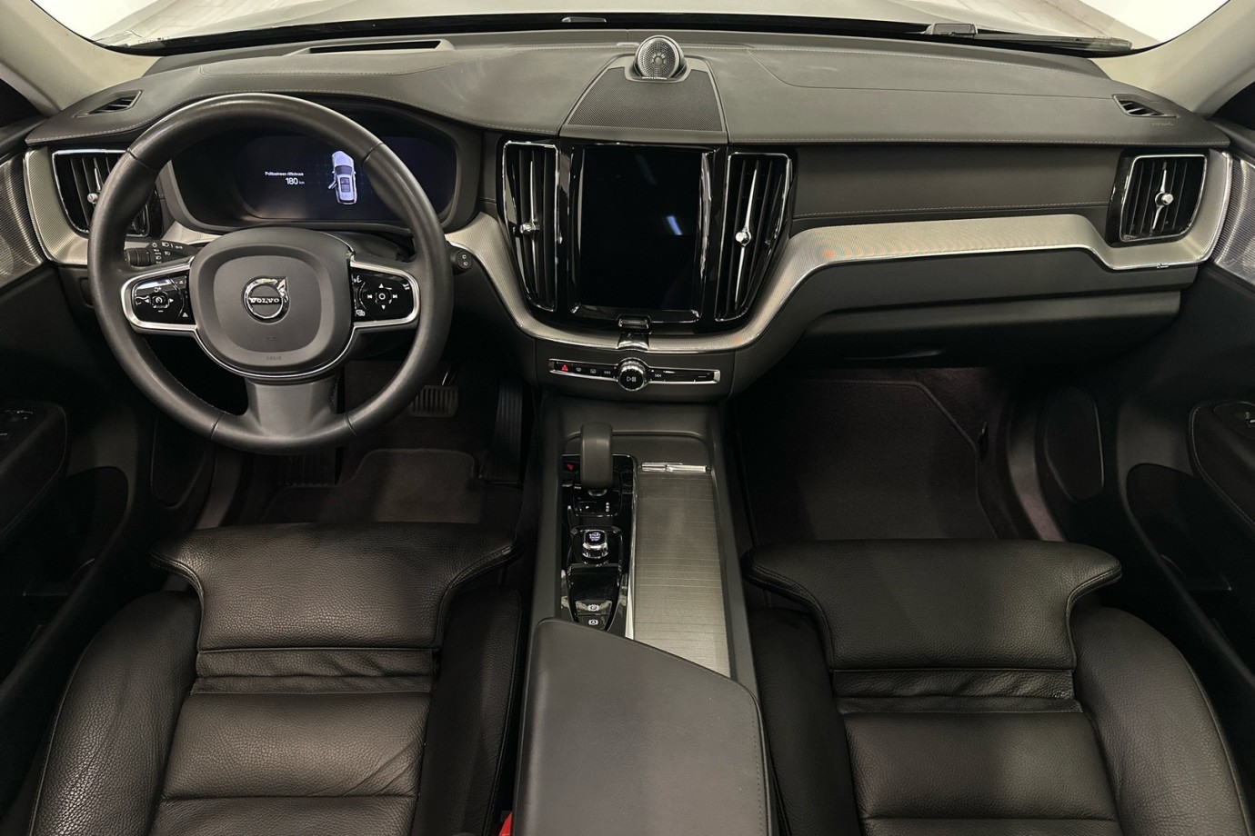 Esittelykuva VOLVO XC60 lataushybridiautosta.