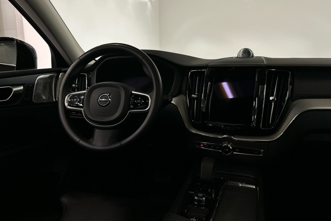 Esittelykuva VOLVO XC60 lataushybridiautosta.