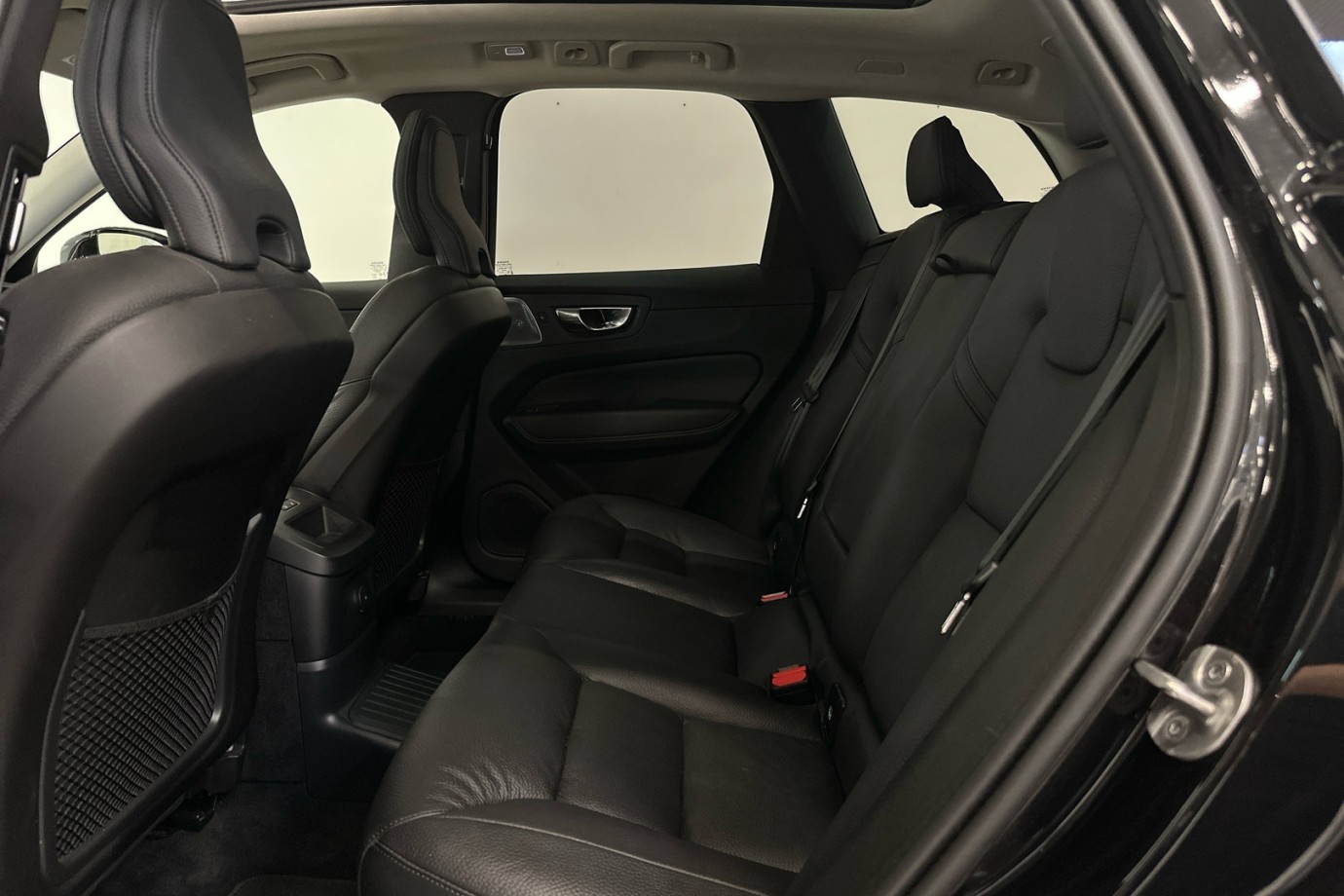 Esittelykuva VOLVO XC60 lataushybridiautosta.