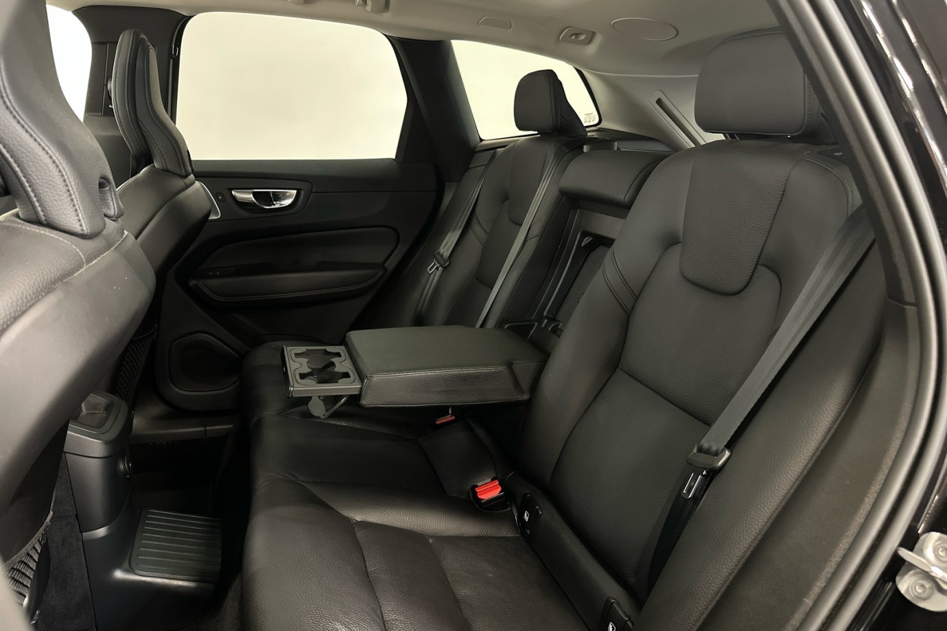 Esittelykuva VOLVO XC60 lataushybridiautosta.