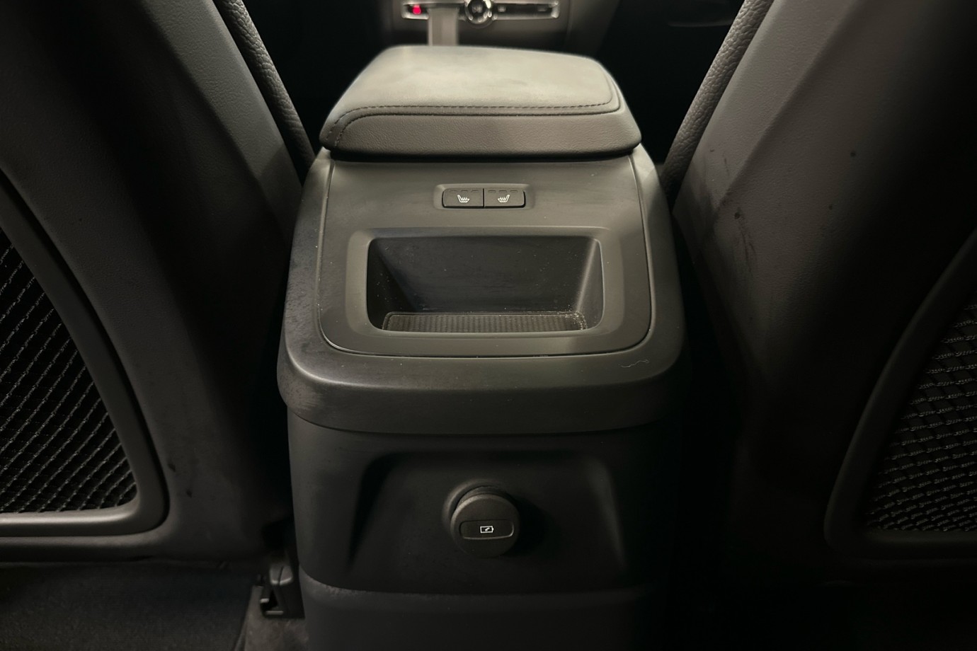 Esittelykuva VOLVO XC60 lataushybridiautosta.