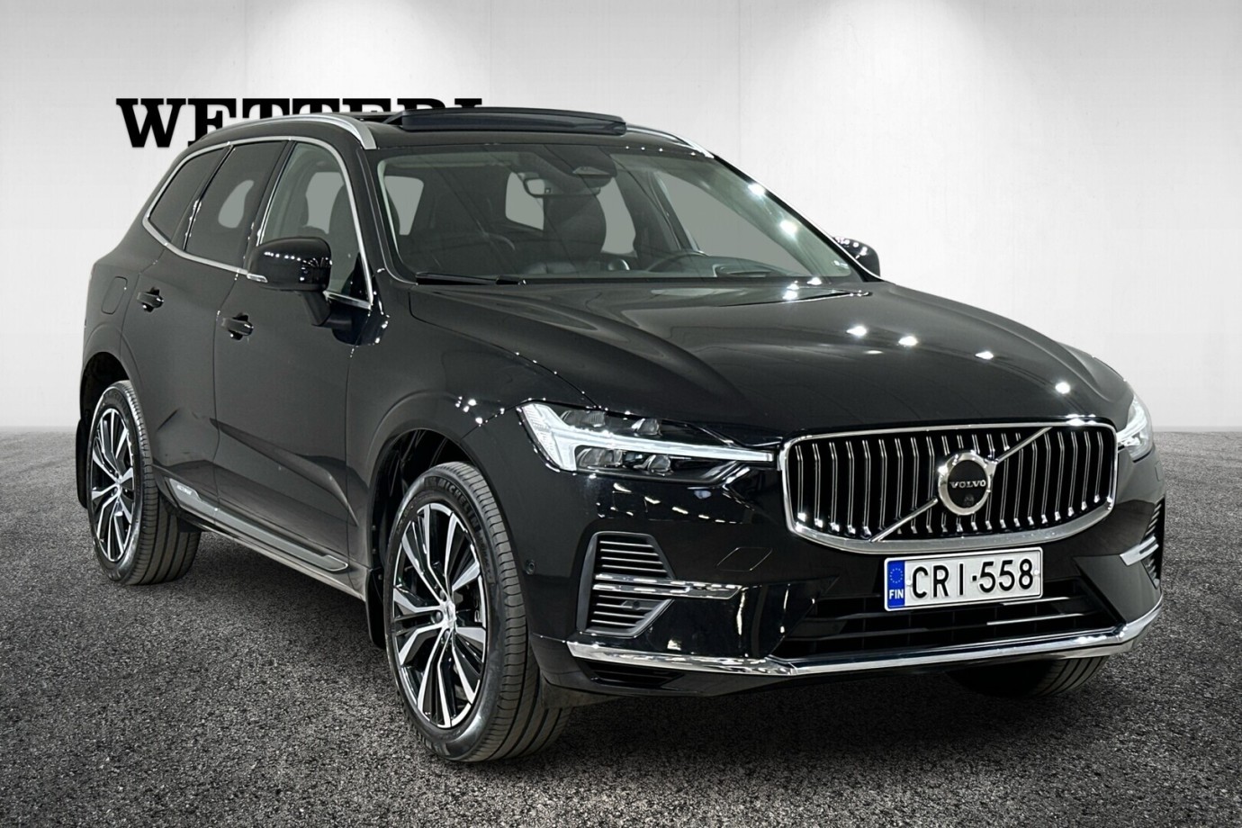 Esittelykuva VOLVO XC60 lataushybridiautosta.