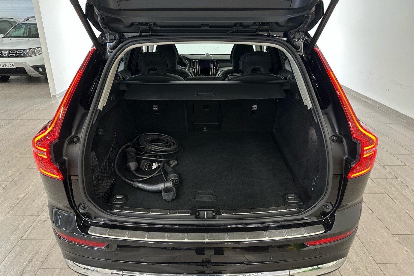 Esittelykuva VOLVO XC60 lataushybridiautosta.