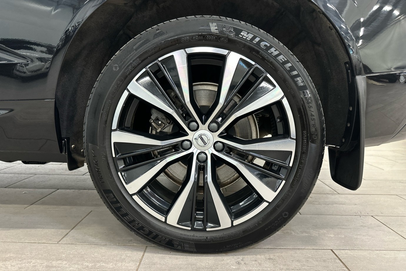 Esittelykuva VOLVO XC60 lataushybridiautosta.
