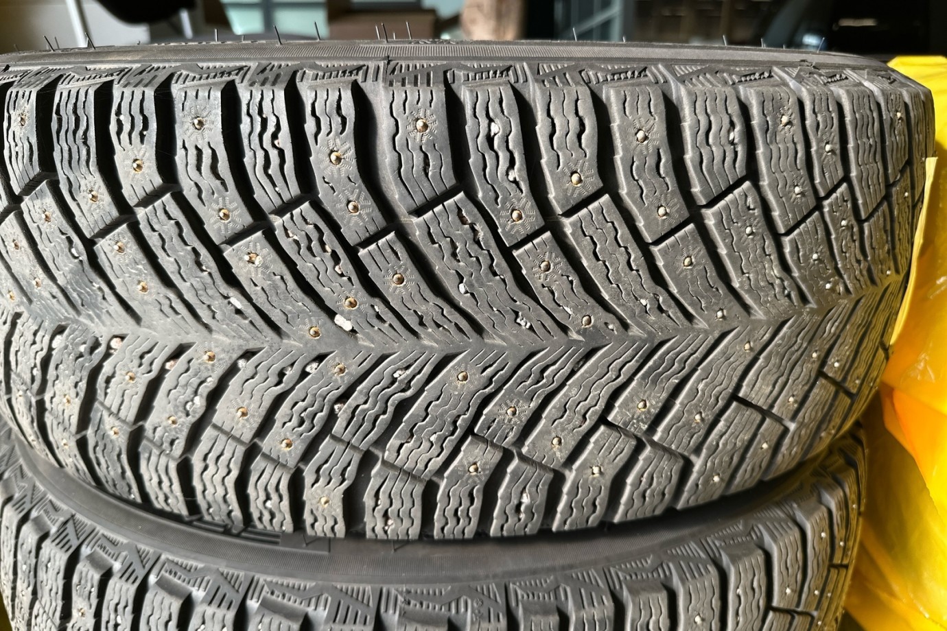 Esittelykuva VOLVO XC60 lataushybridiautosta.