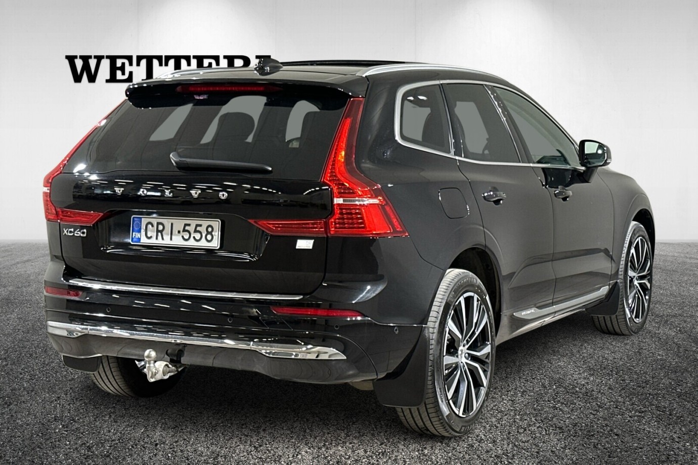 Esittelykuva VOLVO XC60 lataushybridiautosta.