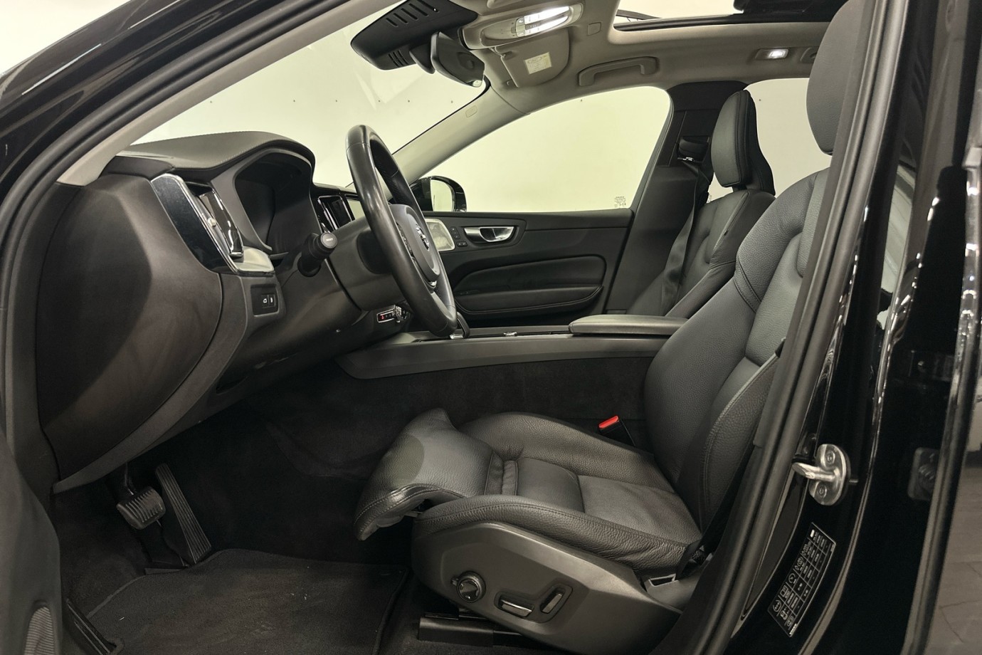 Esittelykuva VOLVO XC60 lataushybridiautosta.