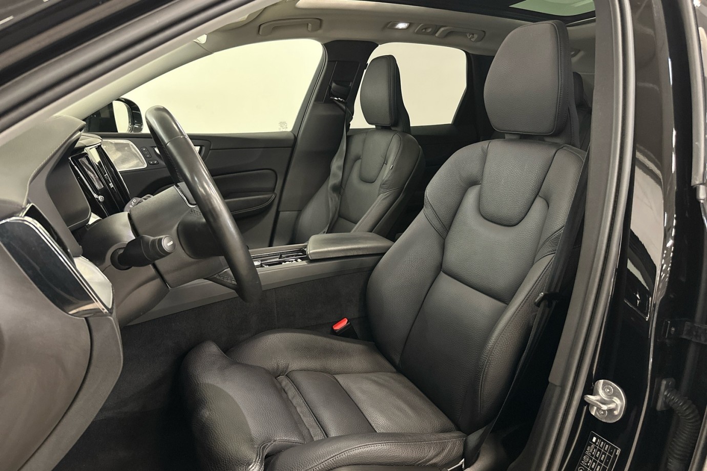 Esittelykuva VOLVO XC60 lataushybridiautosta.