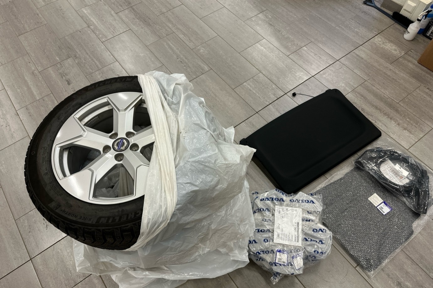 Esittelykuva VOLVO EX30 täyssähköautosta.