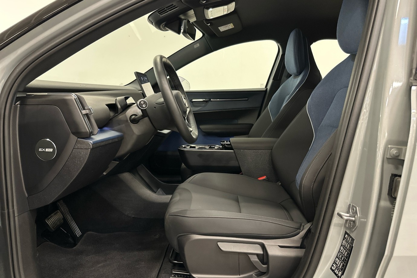 Esittelykuva VOLVO EX30 täyssähköautosta.