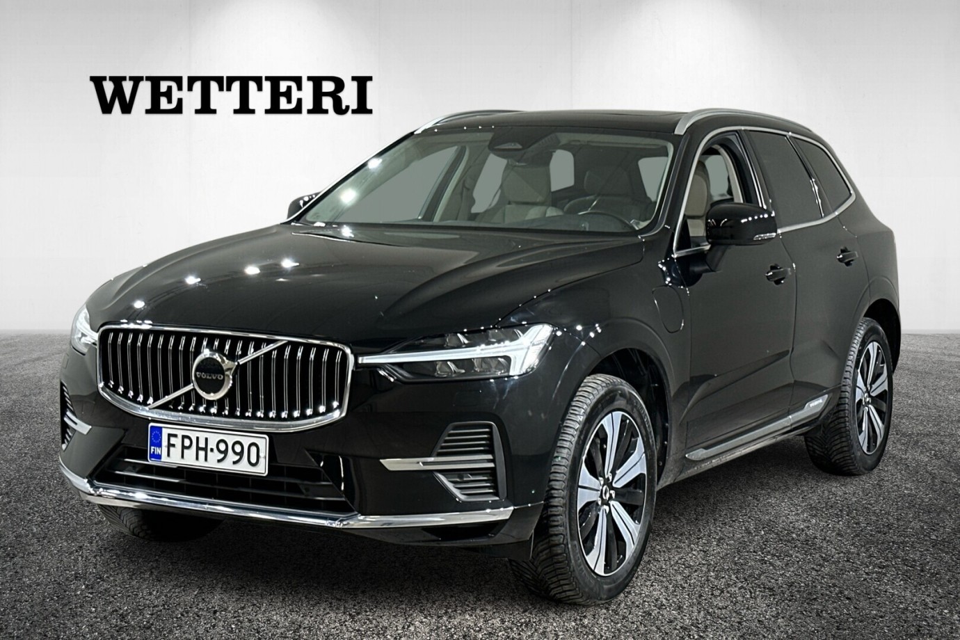 Esittelykuva VOLVO XC60 lataushybridiautosta.