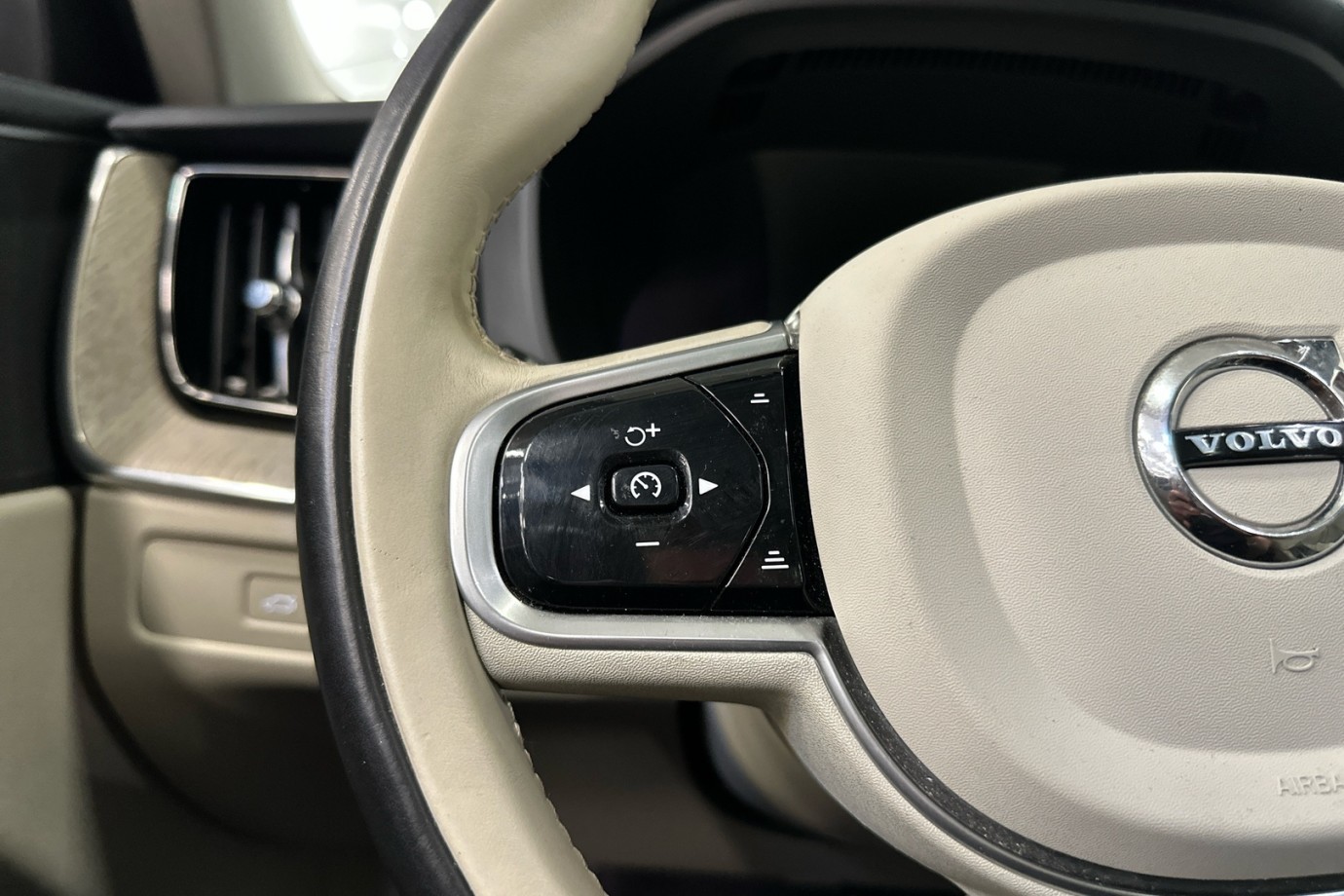 Esittelykuva VOLVO XC60 lataushybridiautosta.