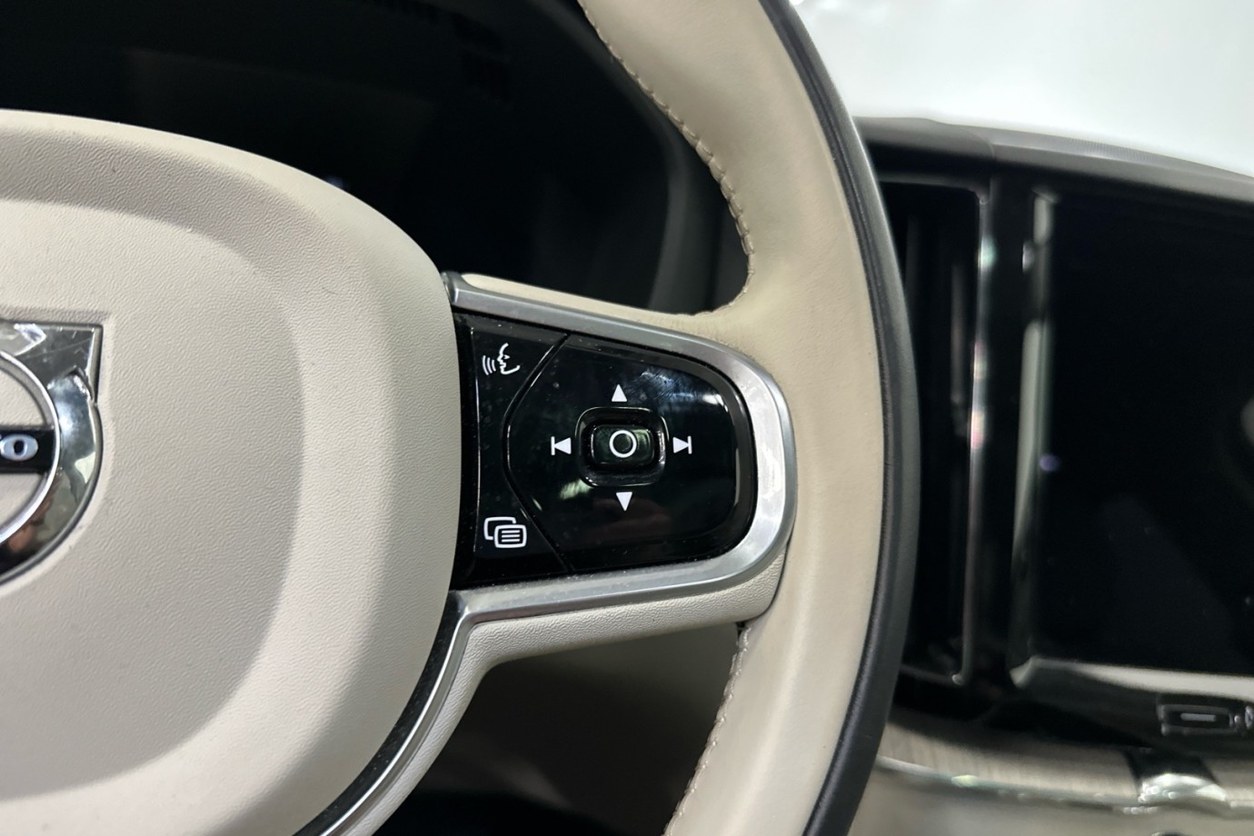 Esittelykuva VOLVO XC60 lataushybridiautosta.