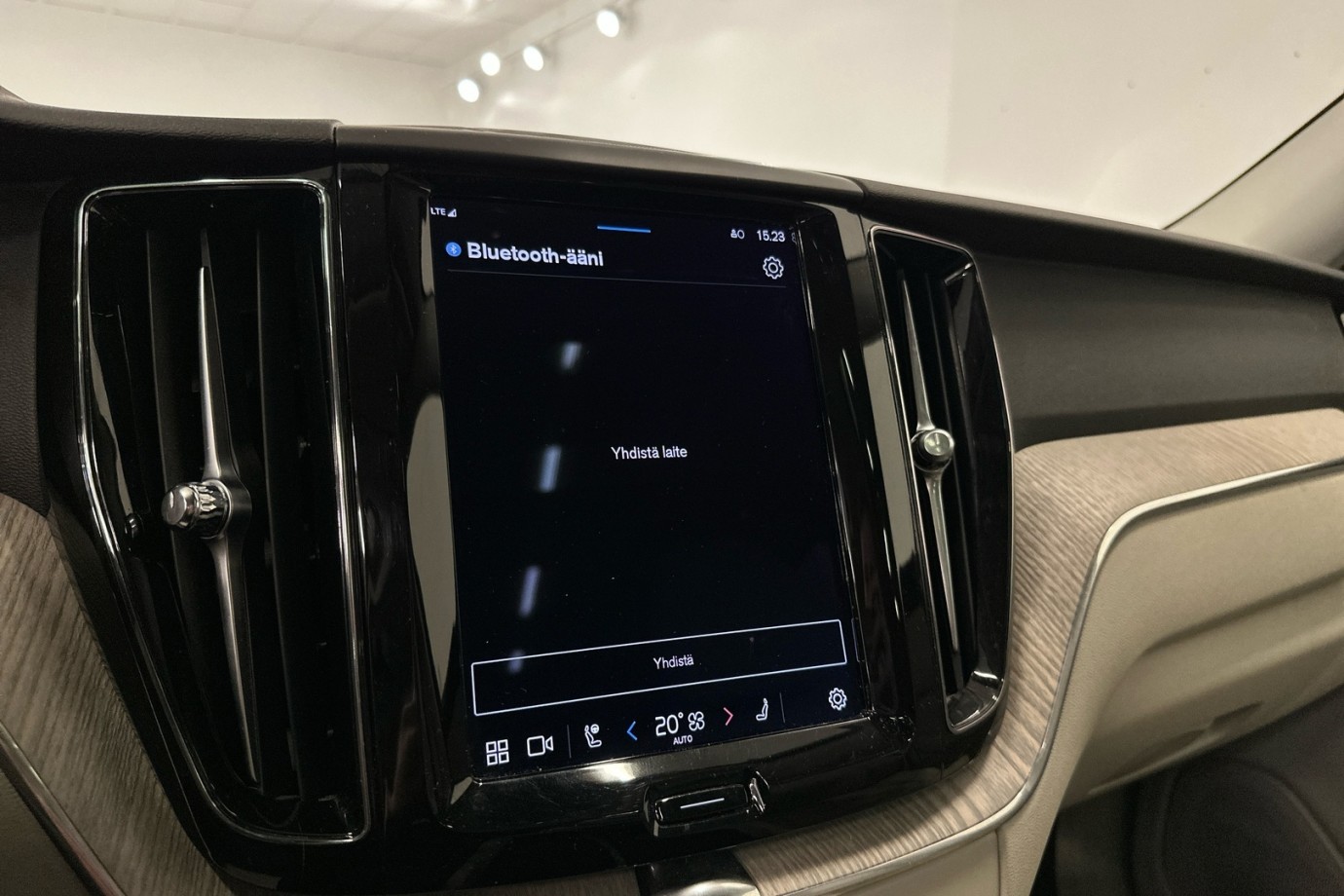 Esittelykuva VOLVO XC60 lataushybridiautosta.