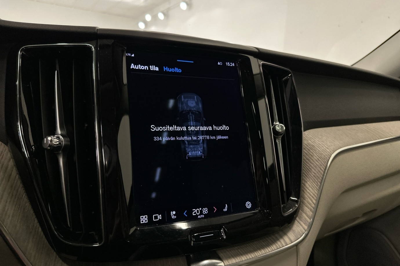 Esittelykuva VOLVO XC60 lataushybridiautosta.