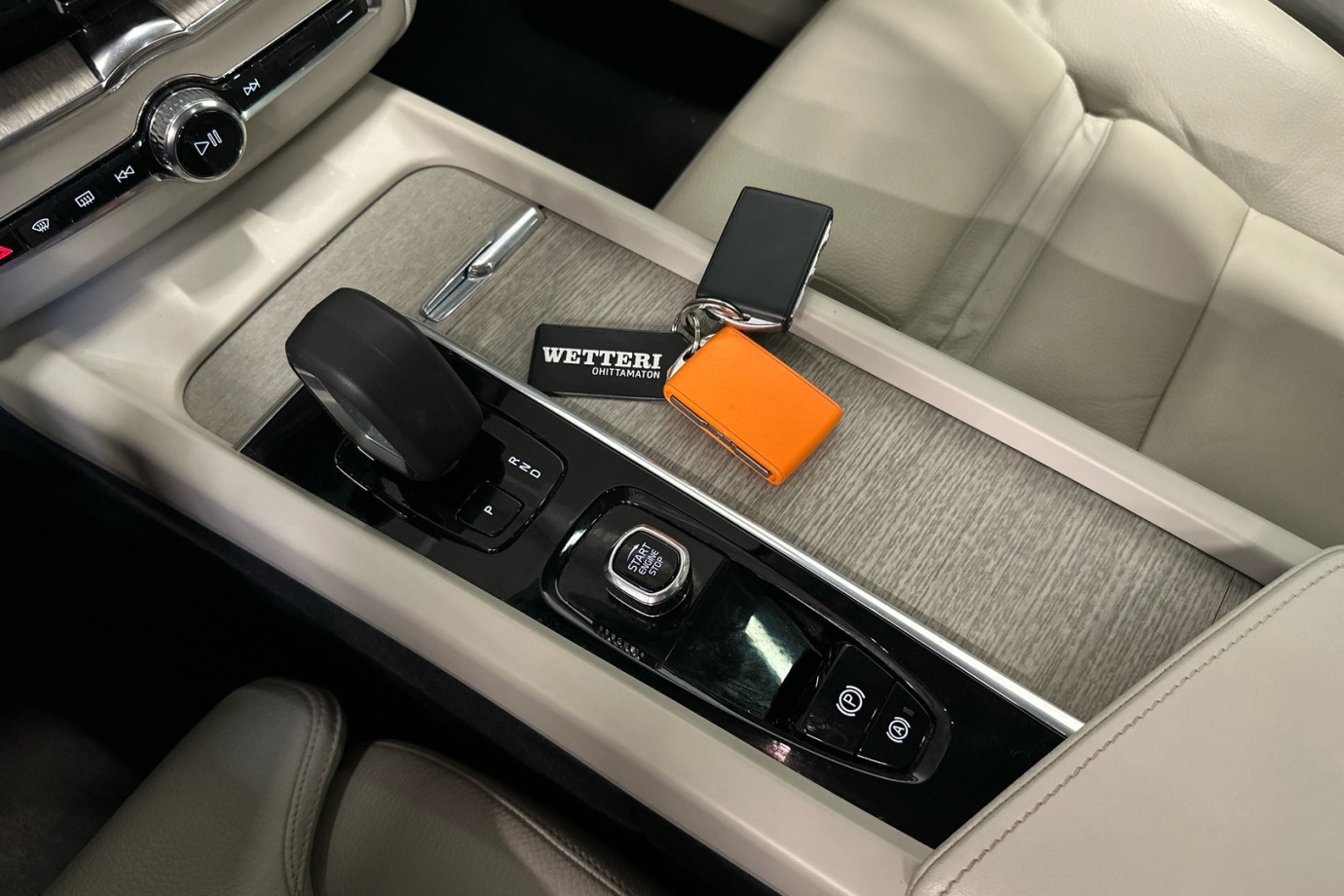 Esittelykuva VOLVO XC60 lataushybridiautosta.