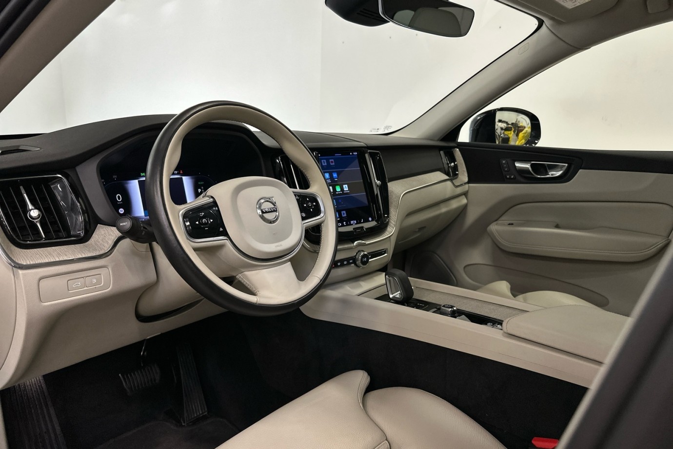 Esittelykuva VOLVO XC60 lataushybridiautosta.