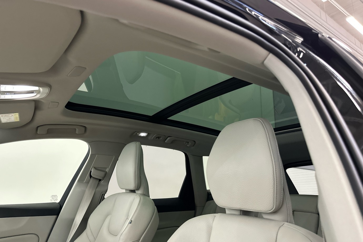 Esittelykuva VOLVO XC60 lataushybridiautosta.