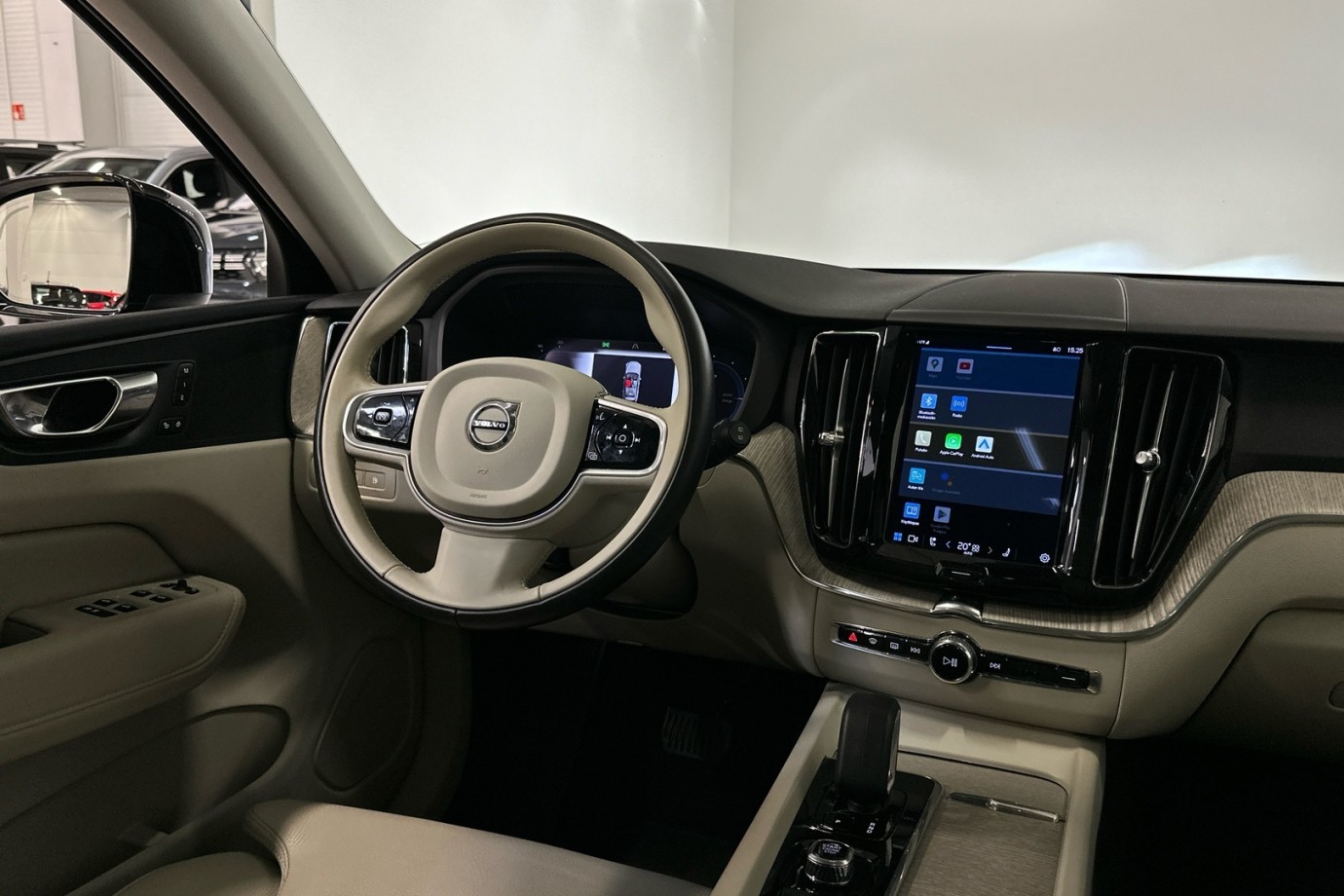 Esittelykuva VOLVO XC60 lataushybridiautosta.