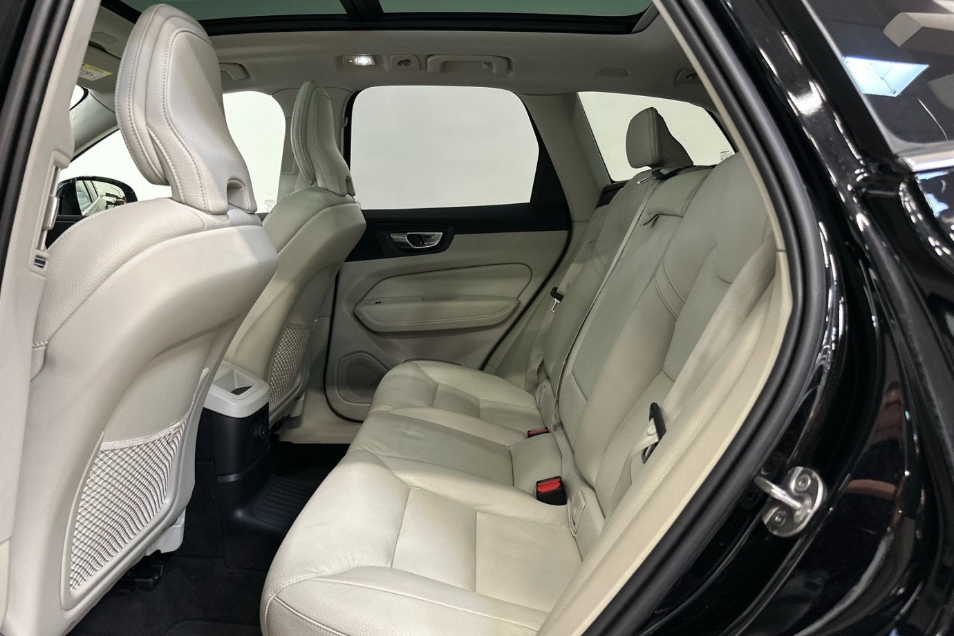 Esittelykuva VOLVO XC60 lataushybridiautosta.