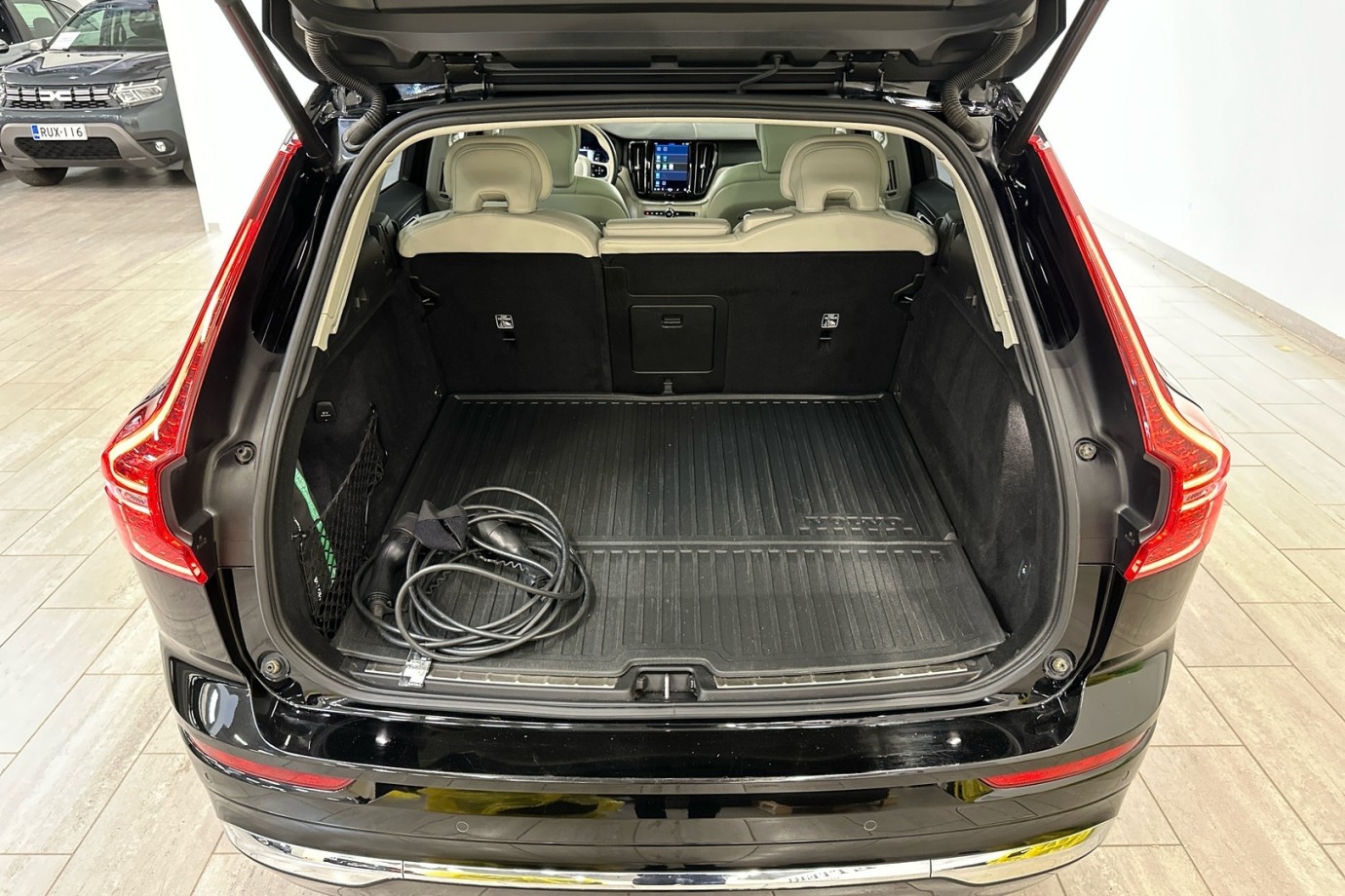 Esittelykuva VOLVO XC60 lataushybridiautosta.