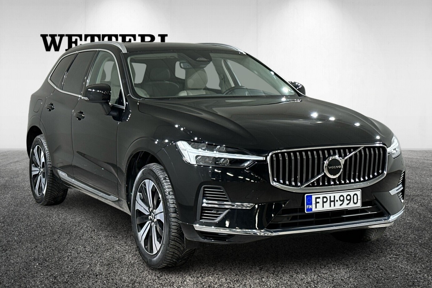 Esittelykuva VOLVO XC60 lataushybridiautosta.