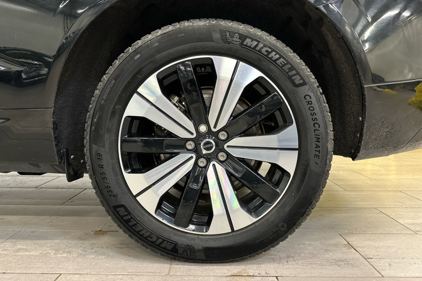 Esittelykuva VOLVO XC60 lataushybridiautosta.