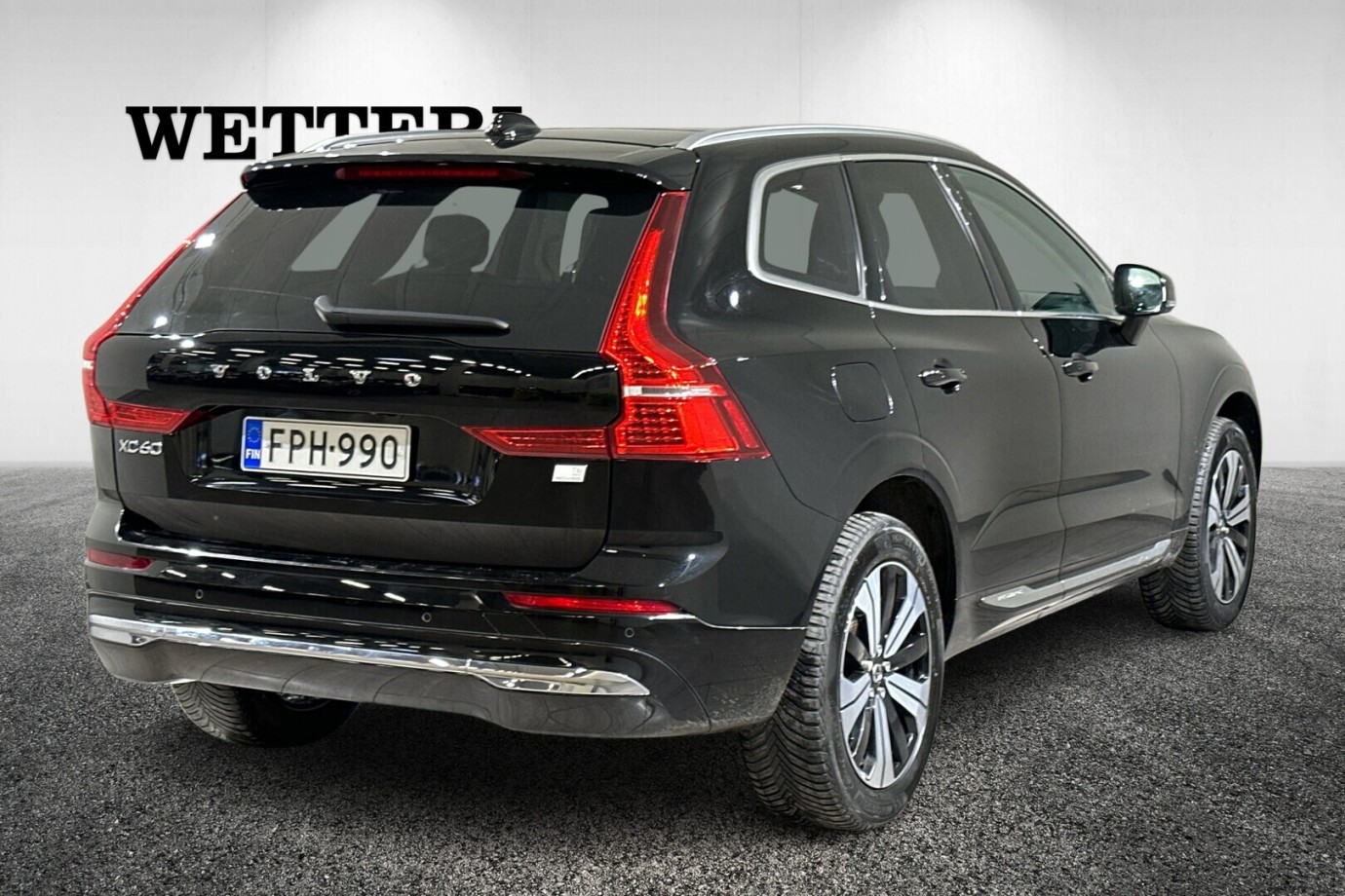 Esittelykuva VOLVO XC60 lataushybridiautosta.