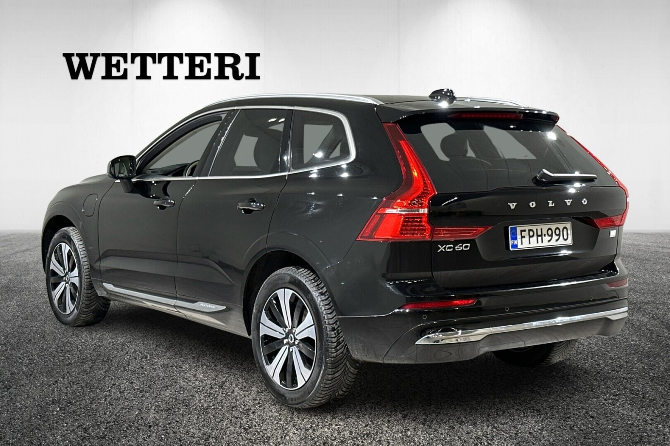 Esittelykuva VOLVO XC60 lataushybridiautosta.