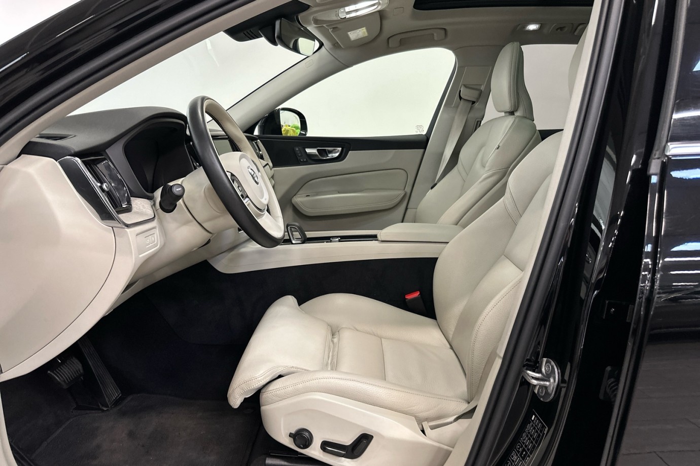 Esittelykuva VOLVO XC60 lataushybridiautosta.