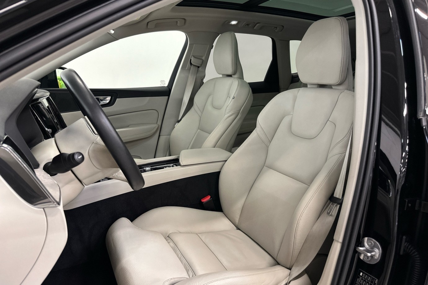 Esittelykuva VOLVO XC60 lataushybridiautosta.