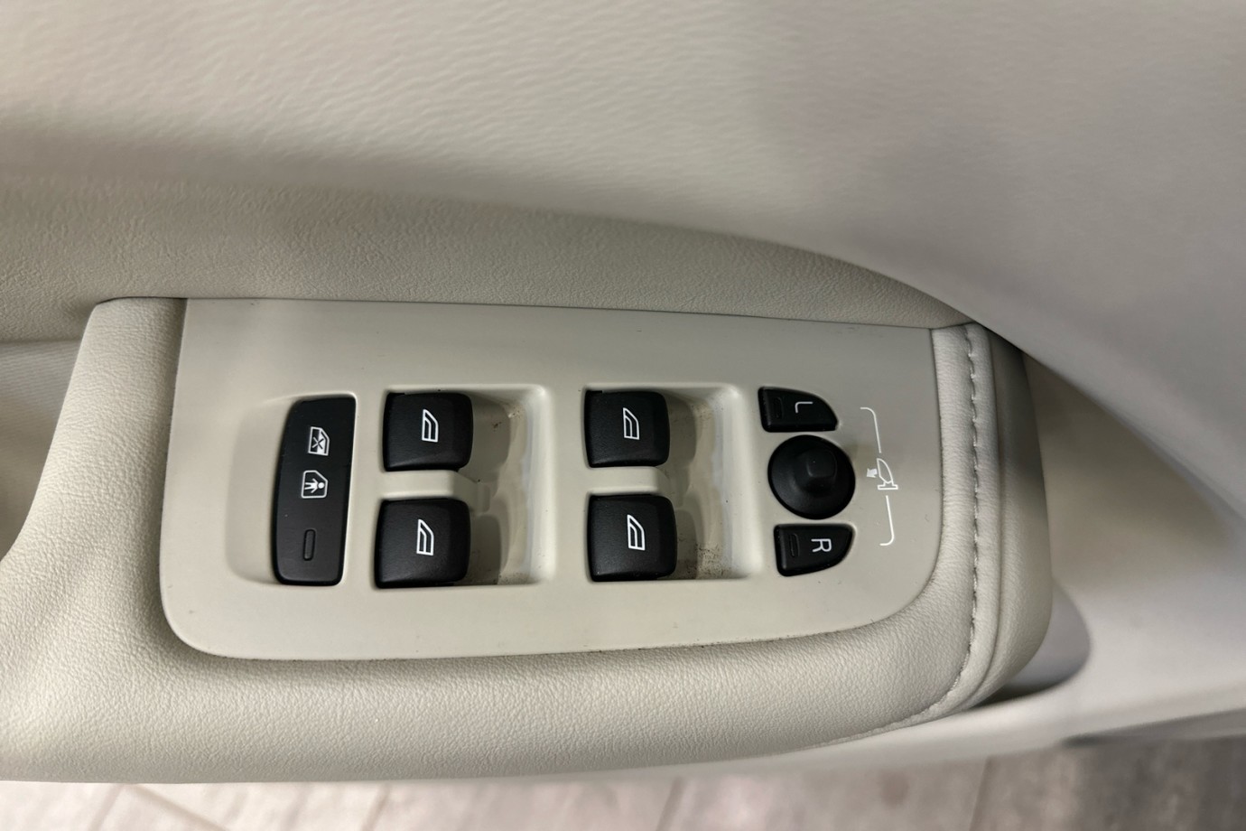 Esittelykuva VOLVO XC60 lataushybridiautosta.