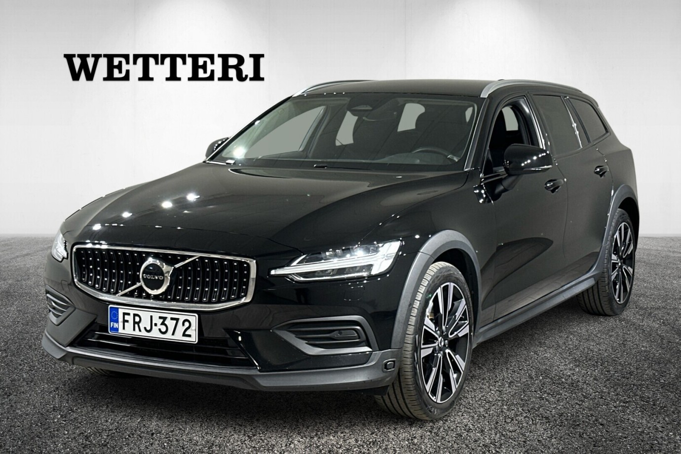 Esittelykuva VOLVO V60 CROSS COUNTRY kevythybridiautosta.