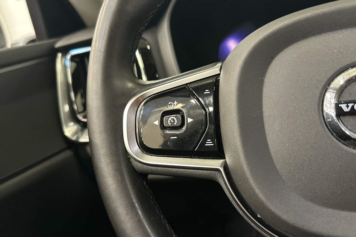 Esittelykuva VOLVO V60 CROSS COUNTRY kevythybridiautosta.