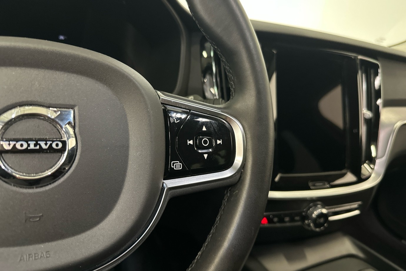 Esittelykuva VOLVO V60 CROSS COUNTRY kevythybridiautosta.