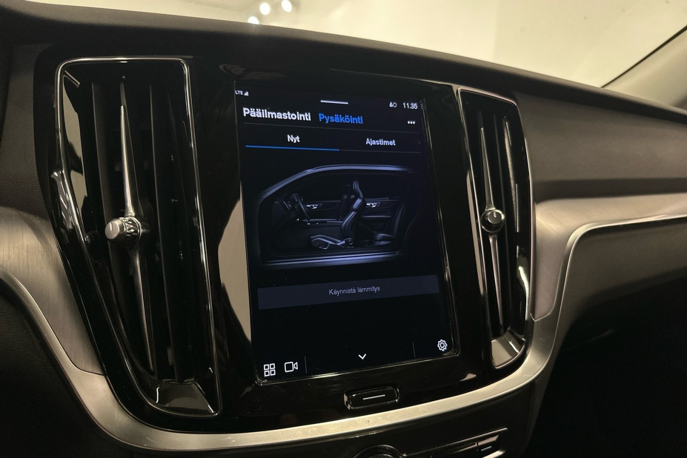 Esittelykuva VOLVO V60 CROSS COUNTRY kevythybridiautosta.