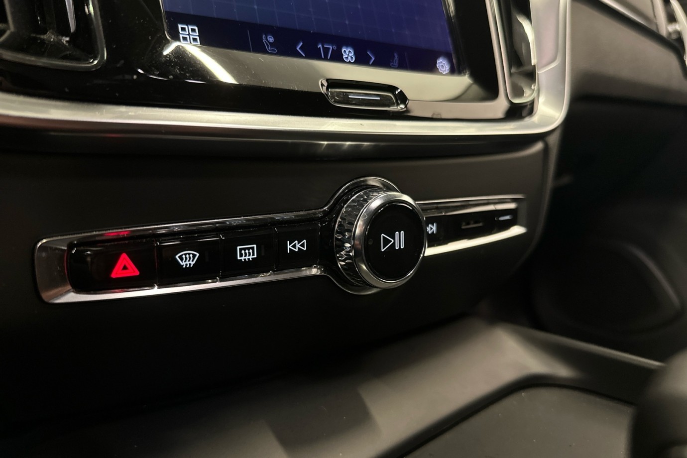 Esittelykuva VOLVO V60 CROSS COUNTRY kevythybridiautosta.